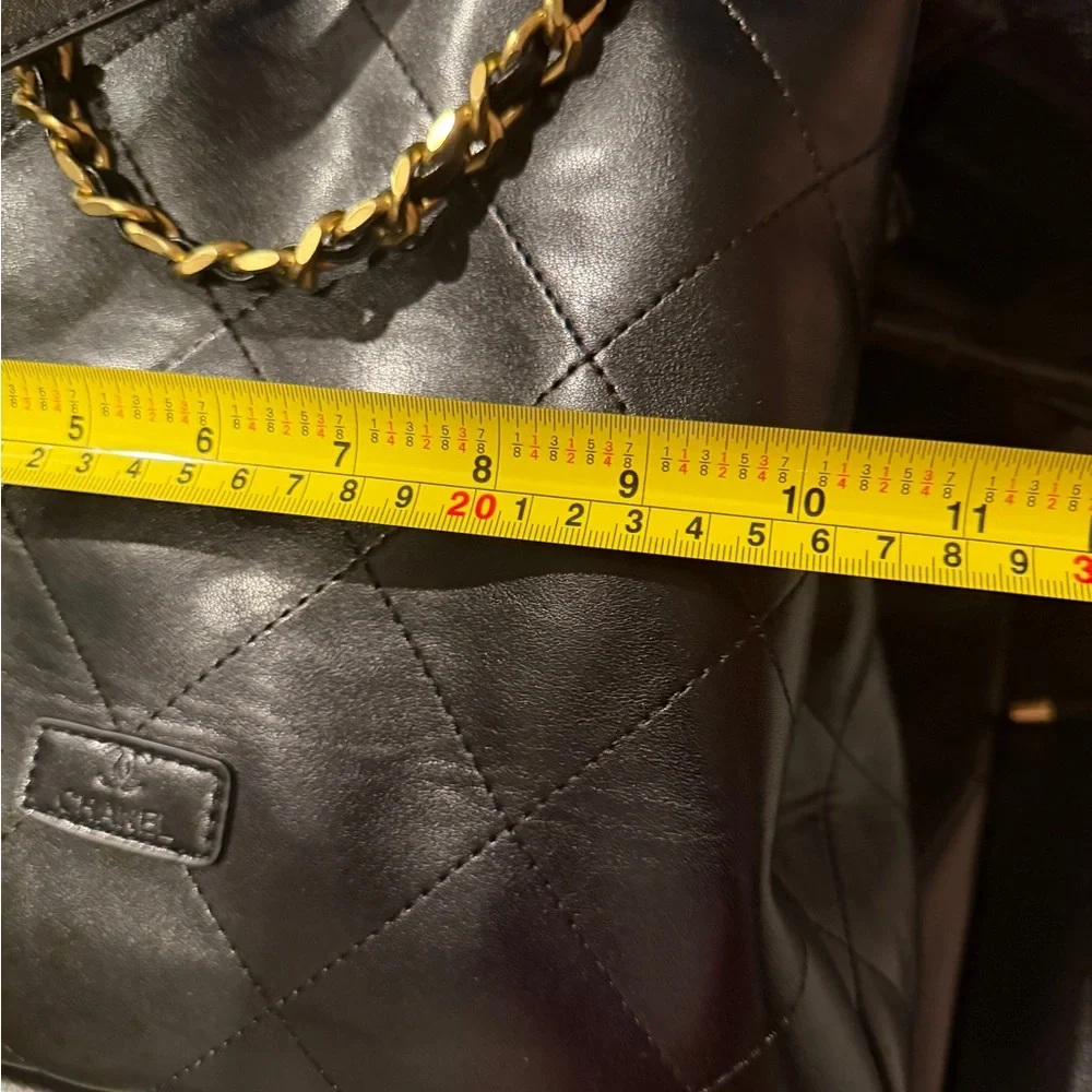 Quilted Black Leather Shoulder Bag with Gold Chain Accent - Picture 3 of 7